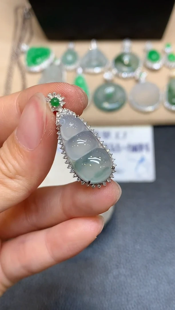 颈饰18K金镶嵌翡翠福豆【无服务费