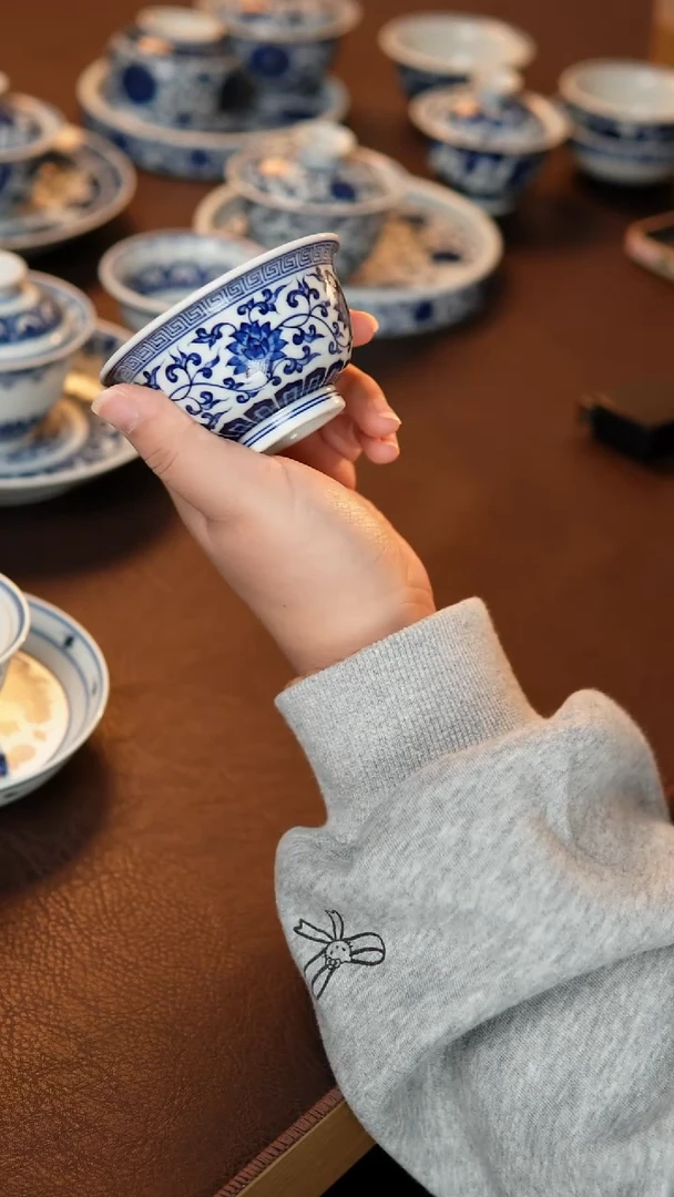 缠枝金刚连压手主人杯