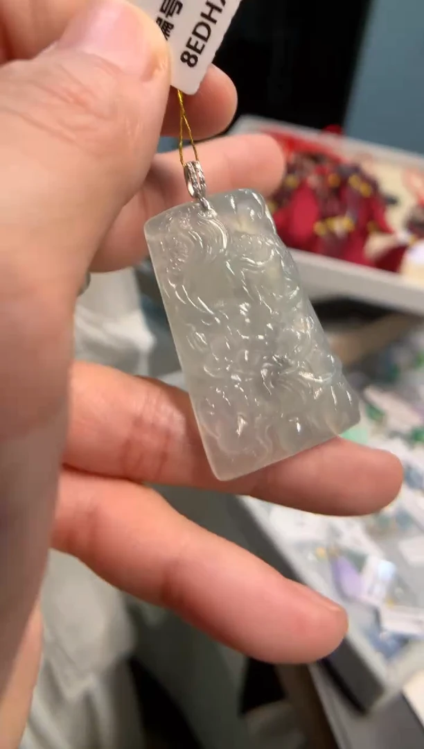 颈饰18K金镶嵌翡翠龙牌