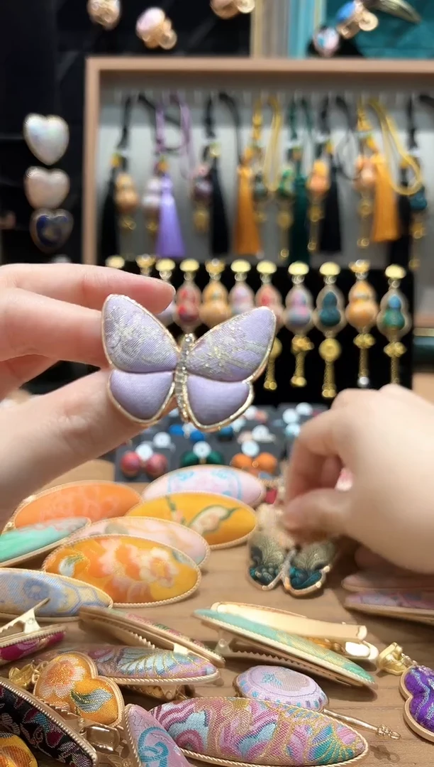 【闪购商品】【孤品车3.4】浅紫色蝴蝶胸针孤品