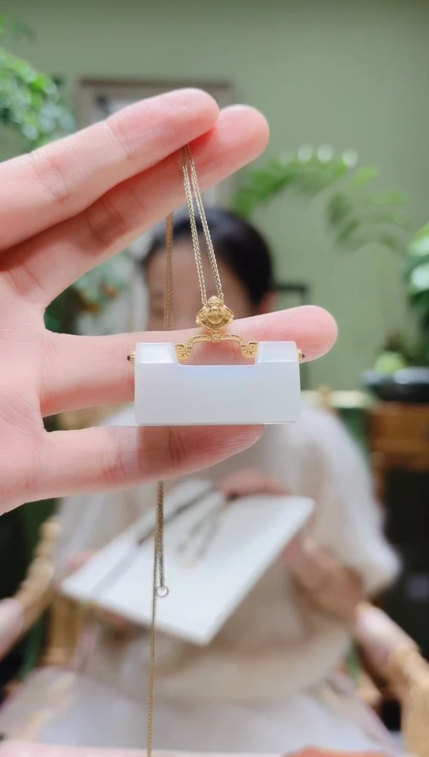 颈饰18K金镶嵌和田玉悠***?和田玉吊坠Z