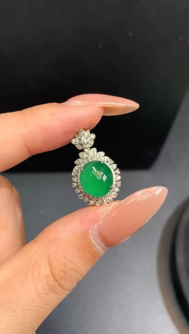 颈饰18K金镶嵌翡翠绿蛋