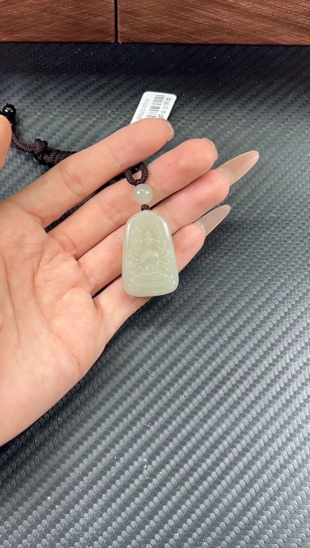 吊坠(赠链)未镶嵌和田玉且末近矿微色差吊坠S