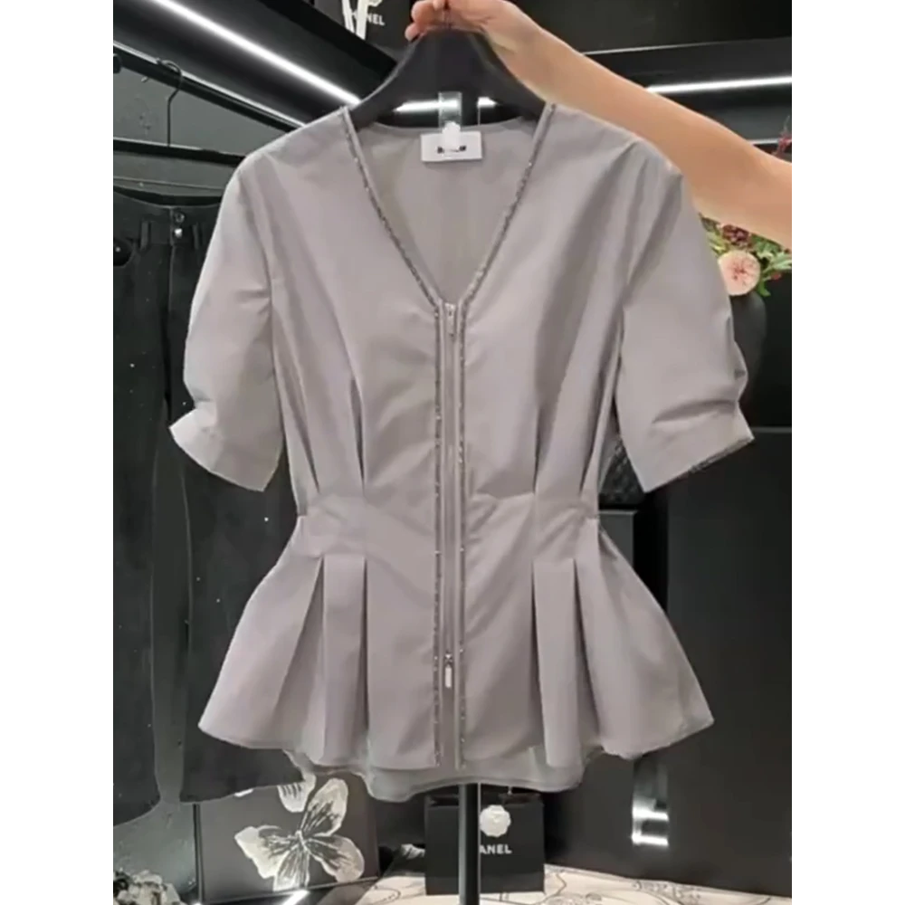 灰色泡泡袖拉链衬衫女2024夏新款小众设计感V领压褶收腰显瘦上衣