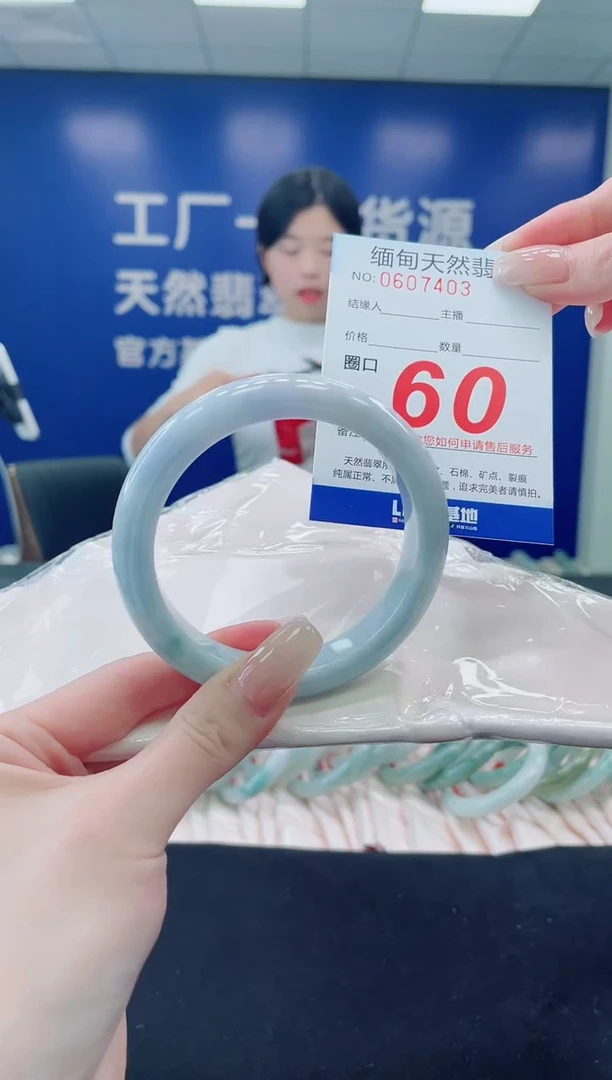 未镶嵌手镯翡翠天然翡翠手镯