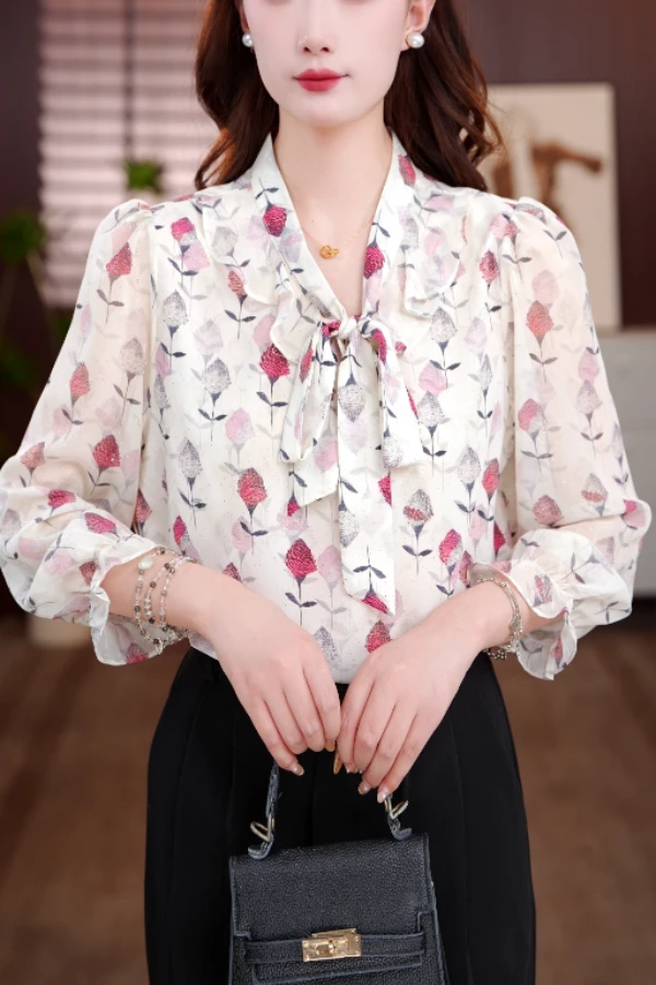2025新款霞资花韵刺绣V领气质小衫套头衬衫长袖时髦上衣打底衫女