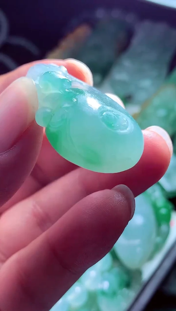 未镶嵌定制翡翠黎**?翡翠毛货定制
