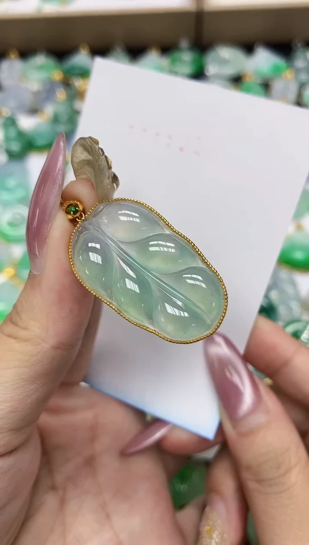 翡翠18K金镶嵌颈饰1111111111