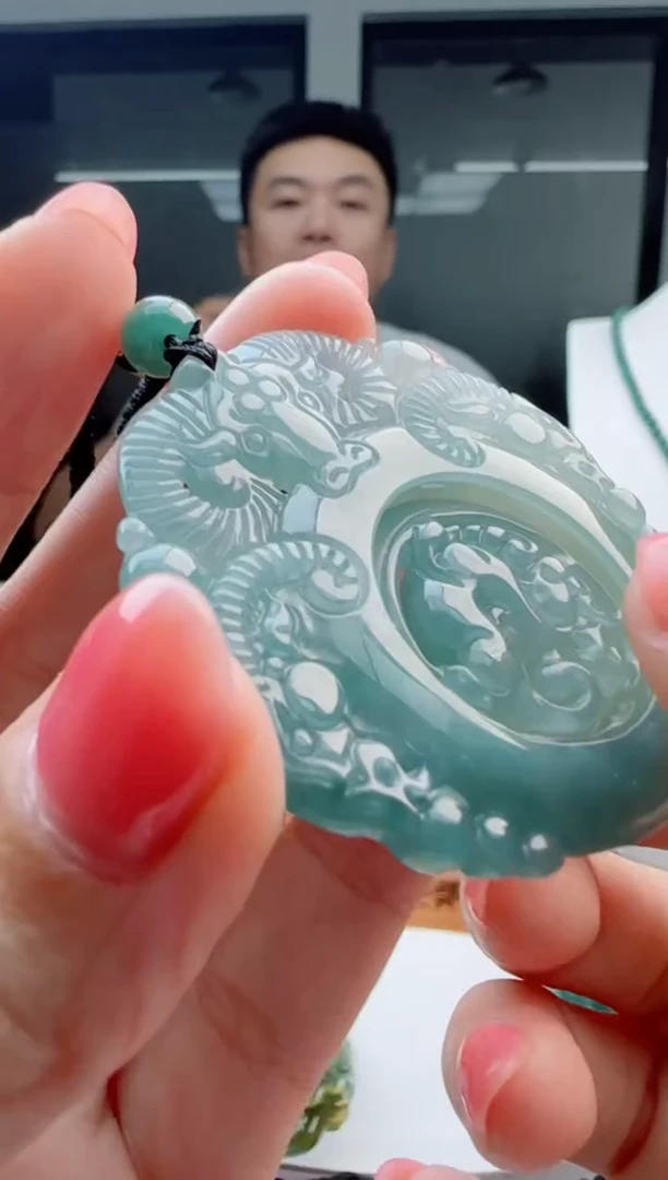 翡翠未镶嵌颈饰多样性发货其中一件