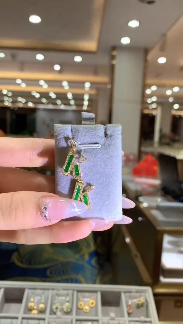 【闪购商品】祖母绿吊坠18K金镶嵌字母K  祖母绿吊坠多样性发一