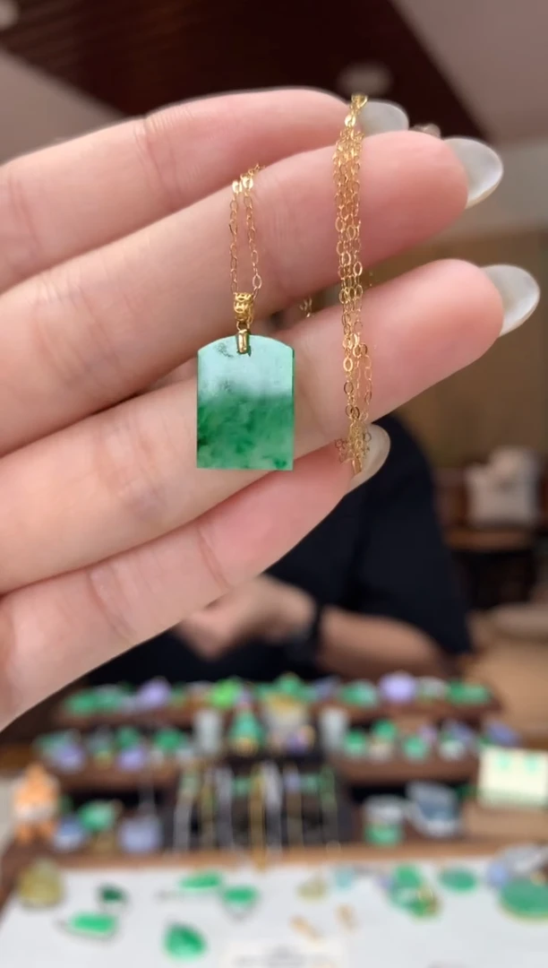 翡翠18K金镶嵌吊坠(赠链)L****?无事牌套链