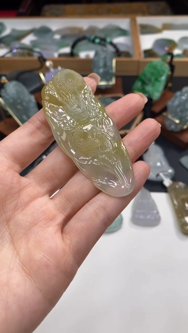 颈饰未镶嵌翡翠龙牌