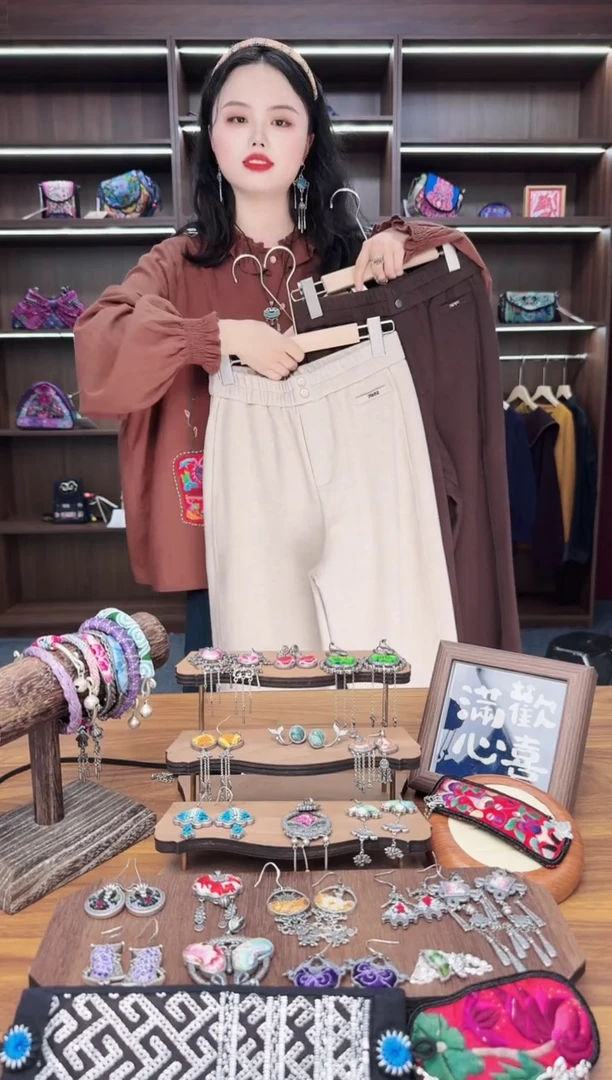 织绣梨**弟杏色蒙阿苏苗绣传承店