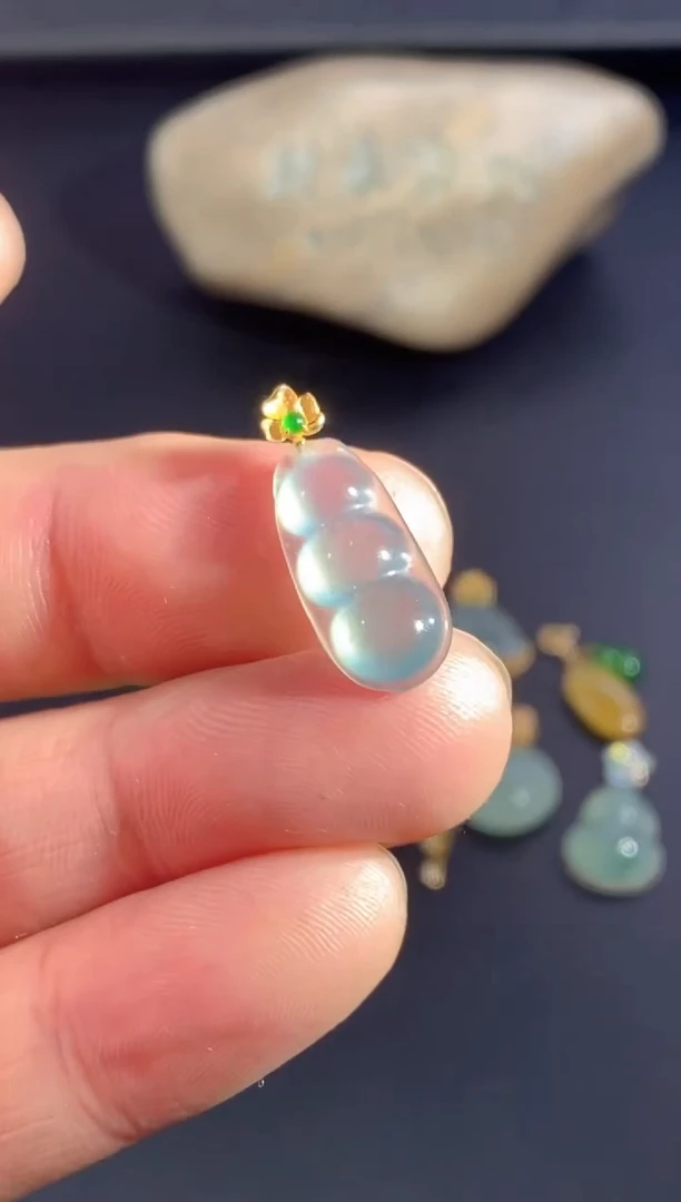 颈饰18K金镶嵌翡翠