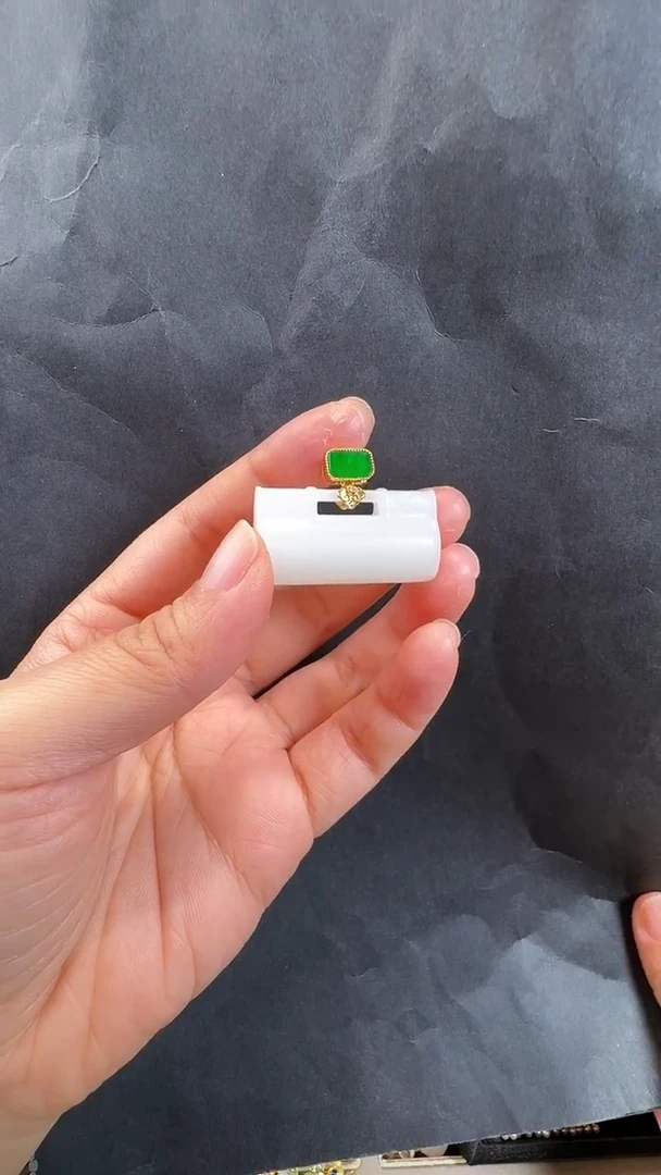 颈饰18K金镶嵌和田玉吊坠