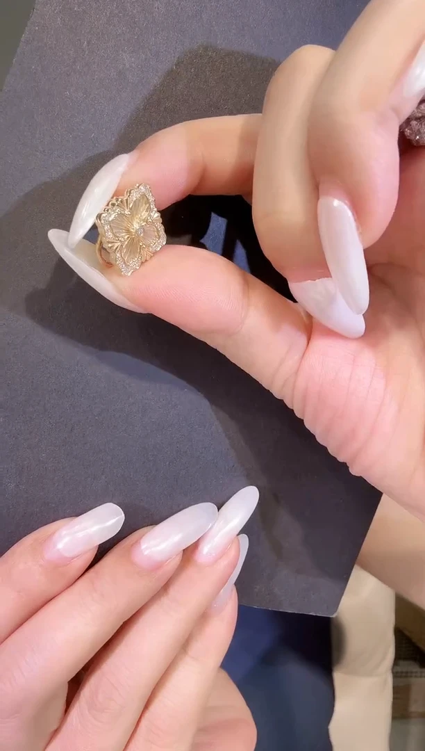 18K金镶嵌耳扣钻石白色布布耳扣