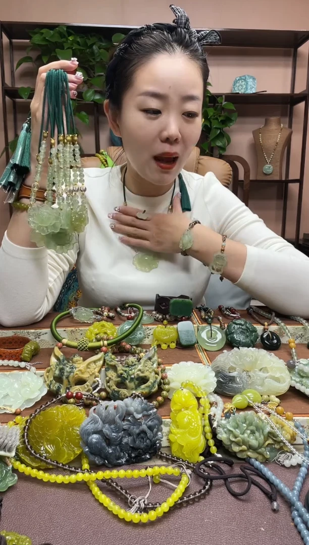 未镶嵌岫玉吊坠多样性发货发其中之一