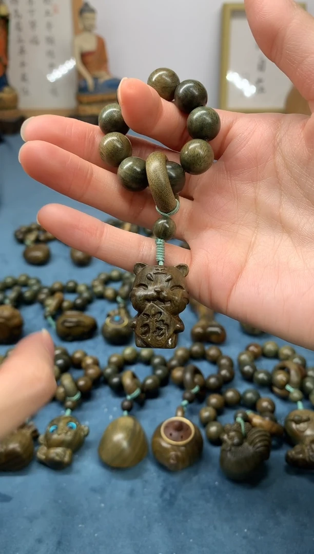 【闪购商品】维腊木（绿檀）把件小福虎 盘玩件