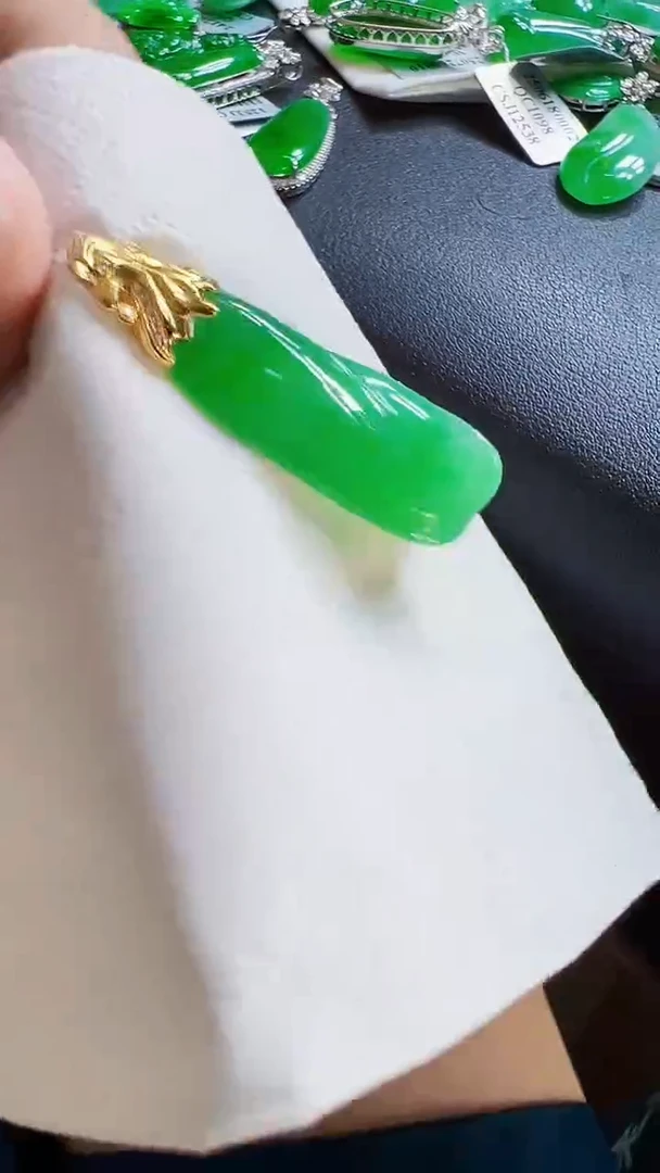 颈饰18K金镶嵌翡翠随型