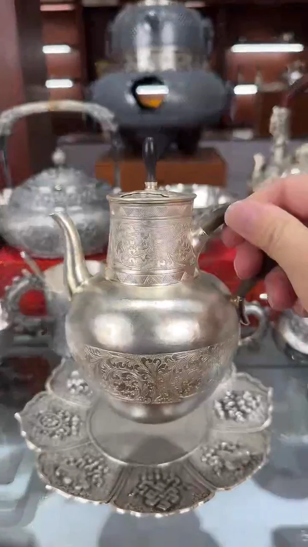 ?足银手工精工錾刻卷草纹侧把酒壶