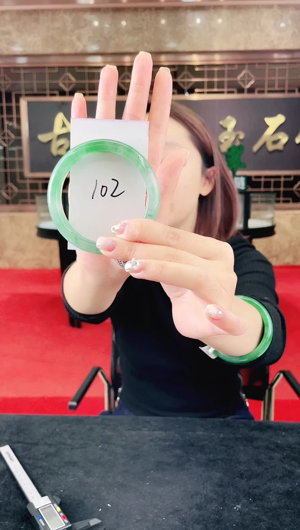 未镶嵌手镯石英质玉（非洲翠）微瑕一经发货运费不退介意勿拍