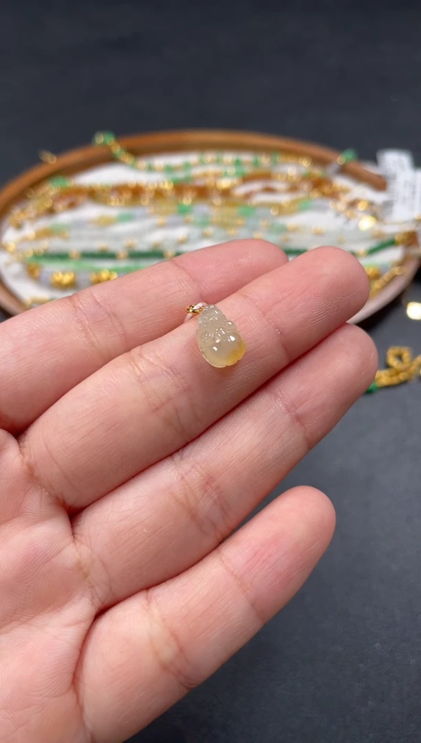 吊坠(不含链)18K金镶嵌翡翠一个  P595