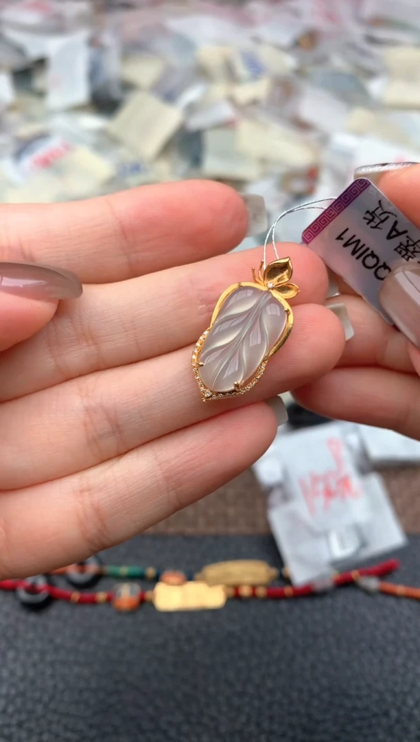 18K金镶嵌挂件翡翠一