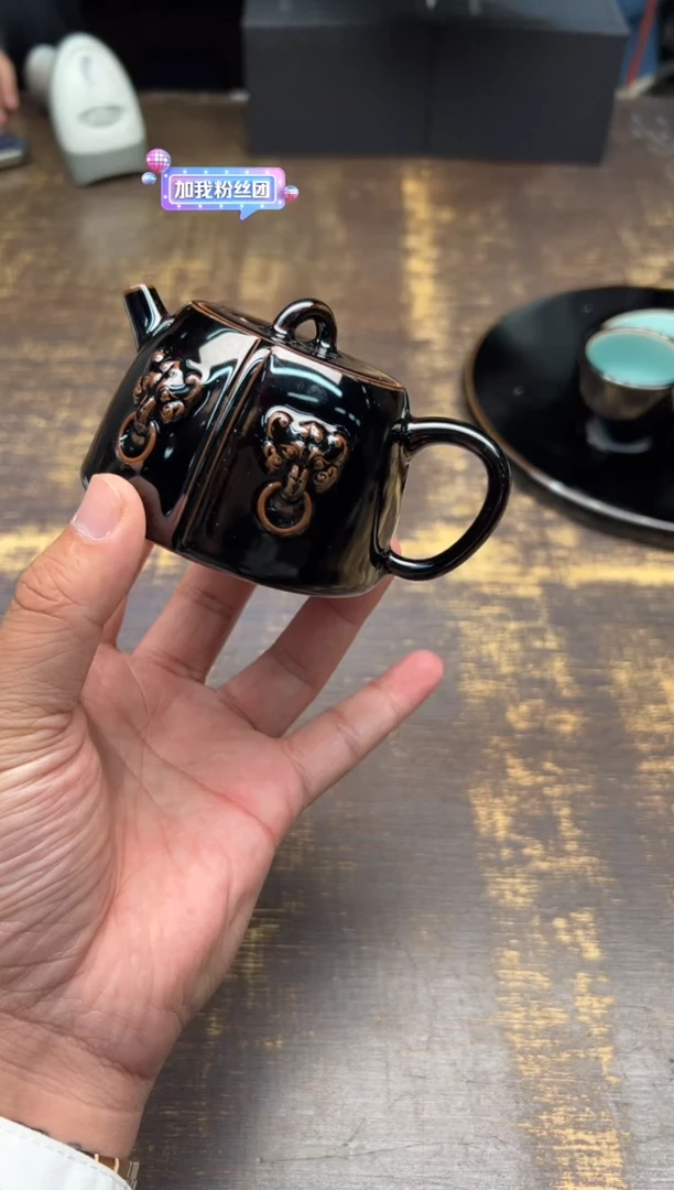 【闪购商品】/黄灿墨玉兽耳壶、