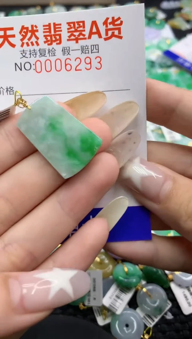 翡翠18K金镶嵌颈饰111111111111