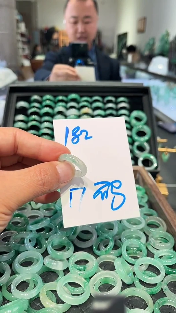 未镶嵌戒圈石英质玉非洲翠