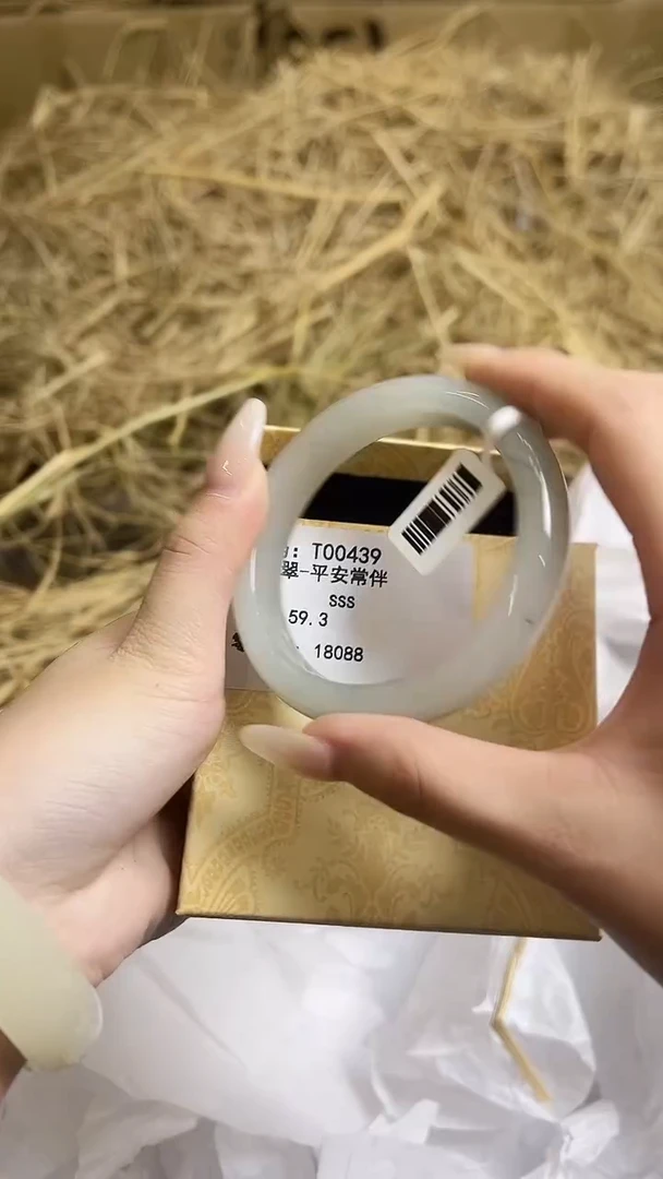 未镶嵌手镯石英质玉T00439