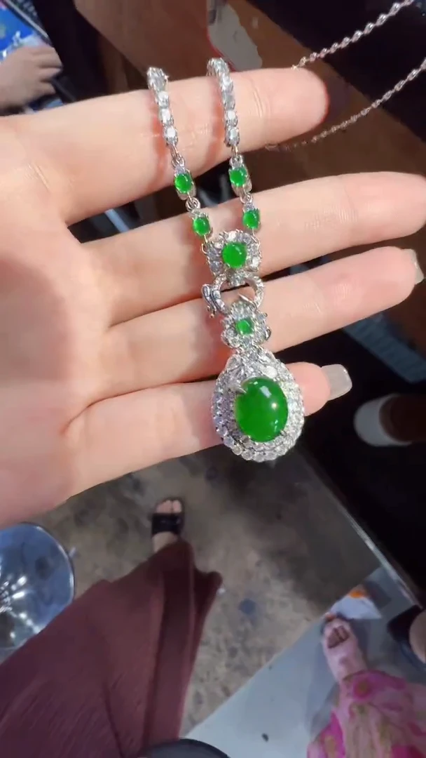 定制翡翠未镶嵌翡翠A货有轻微色差属于正常现象，吊坠多样性发货1