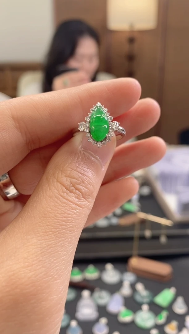 【闪购商品】翡翠戒指18K金镶嵌绿福豆戒指