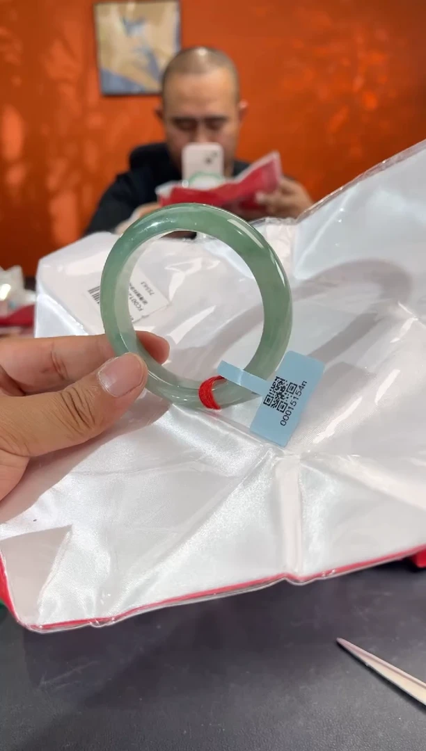未镶嵌手镯翡翠4        圈口