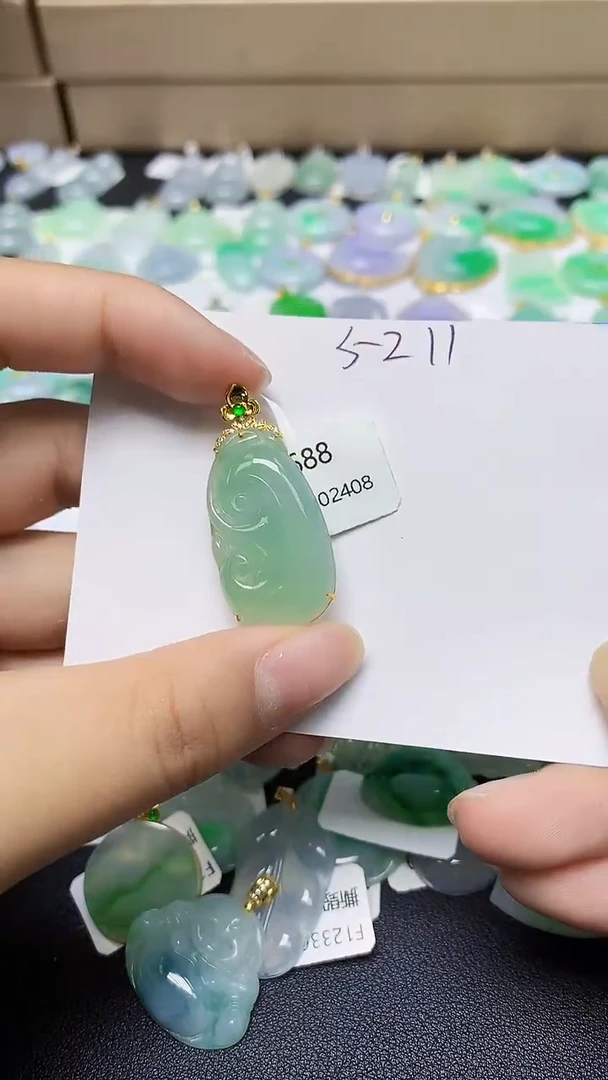 翡翠18K金镶嵌颈饰 天然缅甸翡翠A货