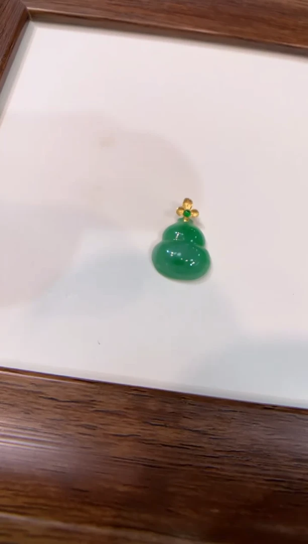 颈饰18K金镶嵌翡翠葫芦