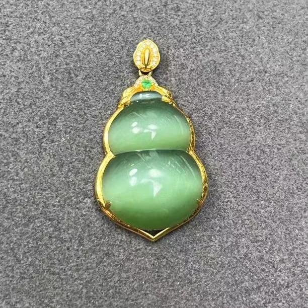 18k金镶嵌和田碧玉精品高货猫眼葫芦吊坠