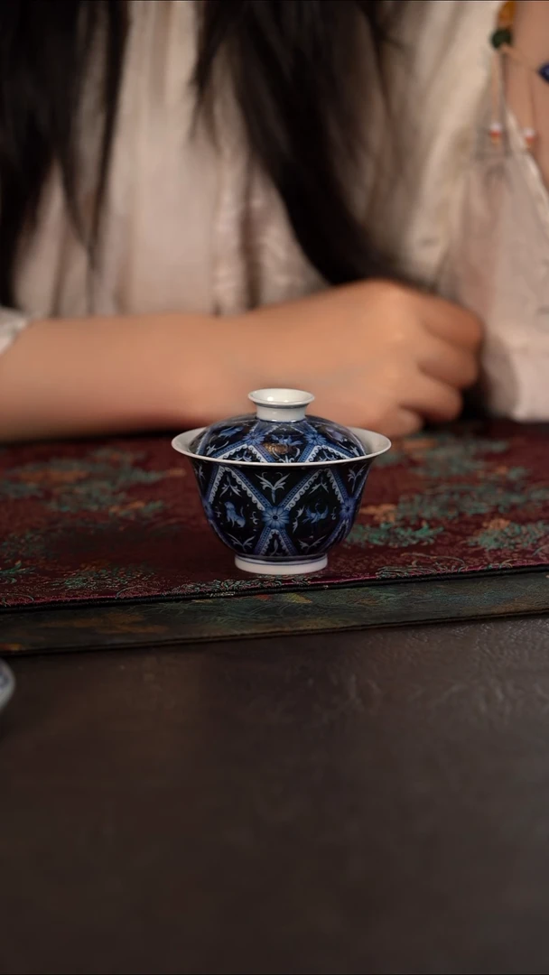 杯洪印慕明蓝地凤鸟瑞兽小撇口盖碗