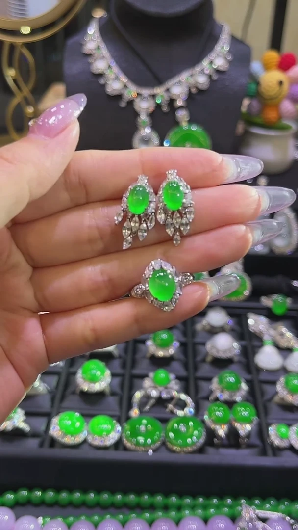 18K金镶嵌戒指翡翠耳钉戒指两件套