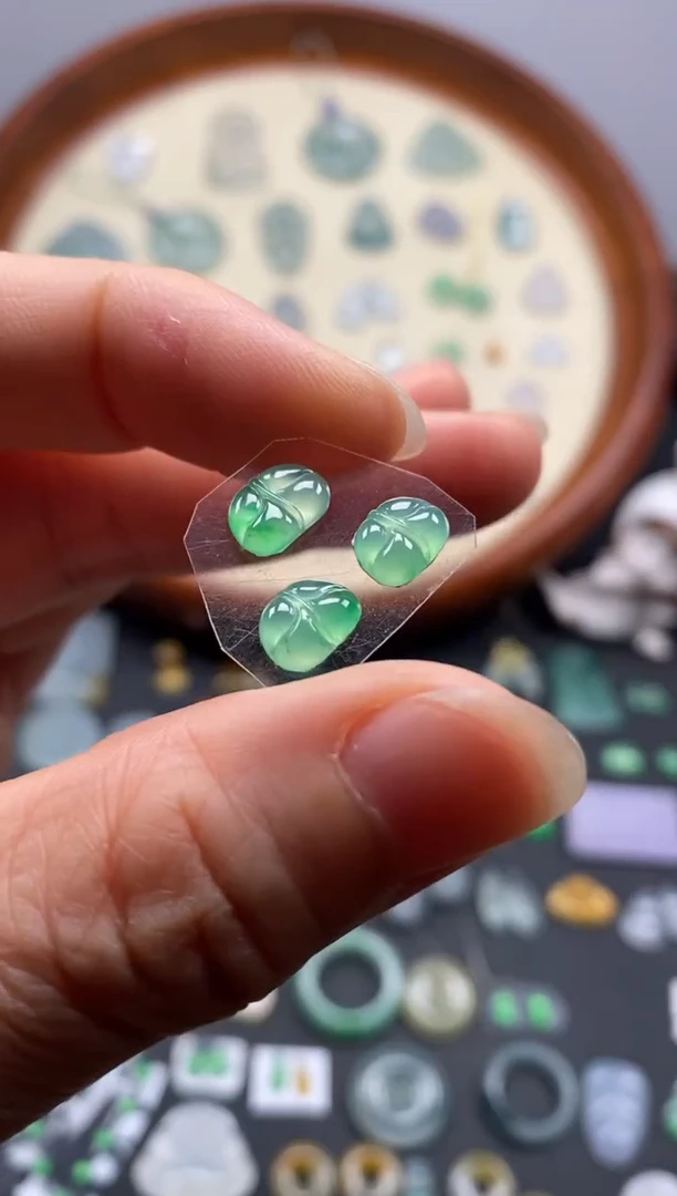 颈饰未镶嵌翡翠3颗果緑叶子/芬