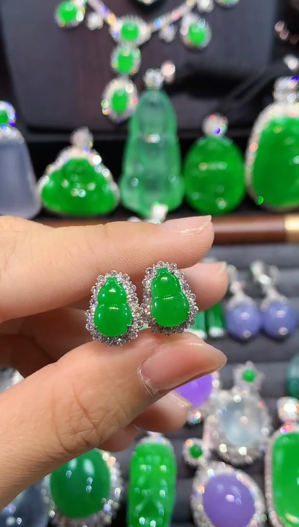 18K金镶嵌翡翠耳饰耳钉