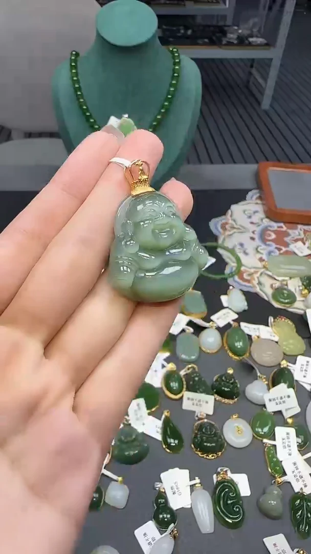 18K金镶嵌和田玉挂件1
