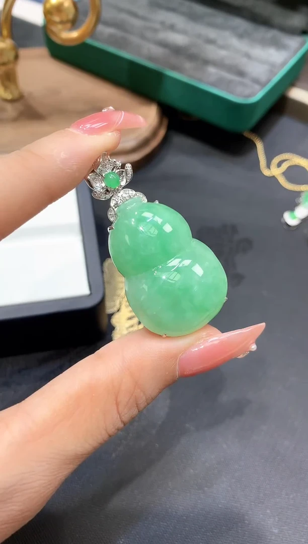 18K金镶嵌挂件翡翠葫芦