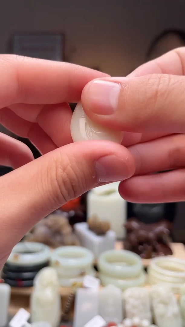 颈饰未镶嵌和田玉吊坠