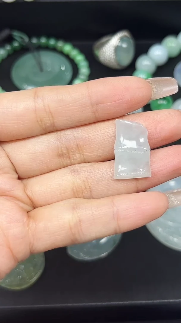 颈饰未镶嵌翡翠天然缅A翡翠吊坠