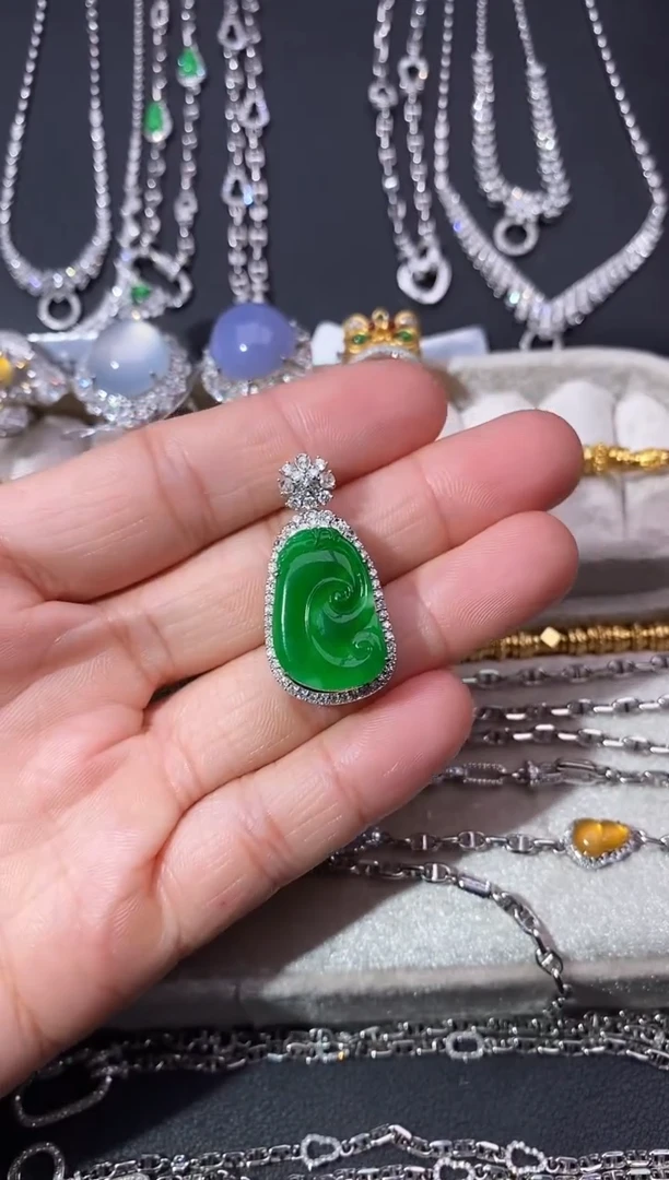 颈饰18K金镶嵌翡翠吊坠