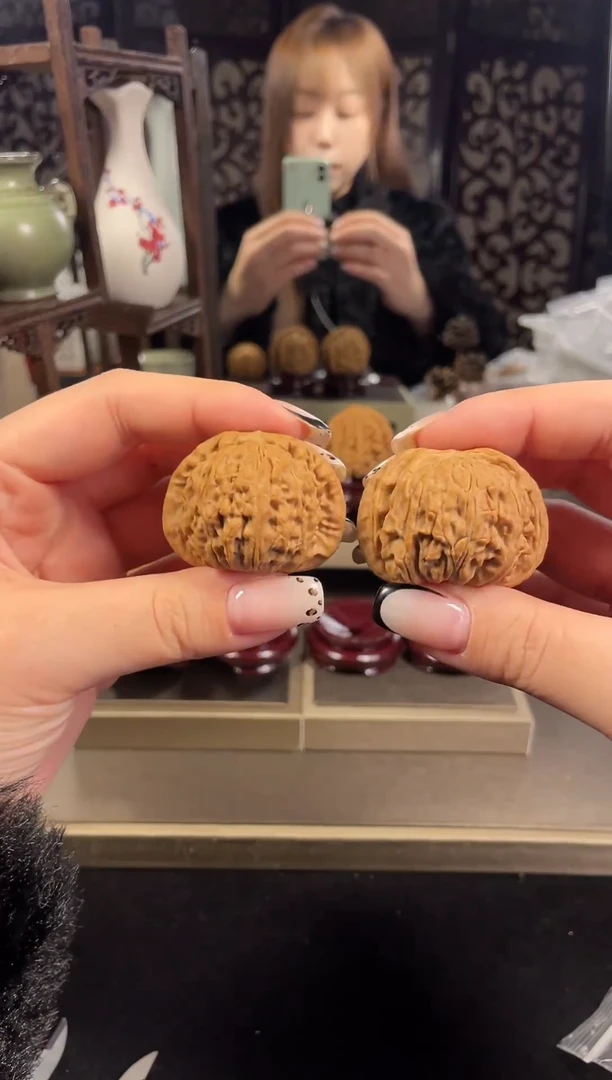 【闪购商品】文玩核桃把件白狮子42尺-1