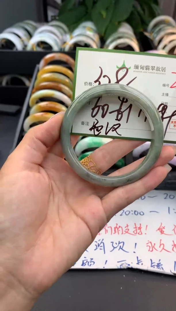 未镶嵌定制翡翠毛货需精细抛光+多人