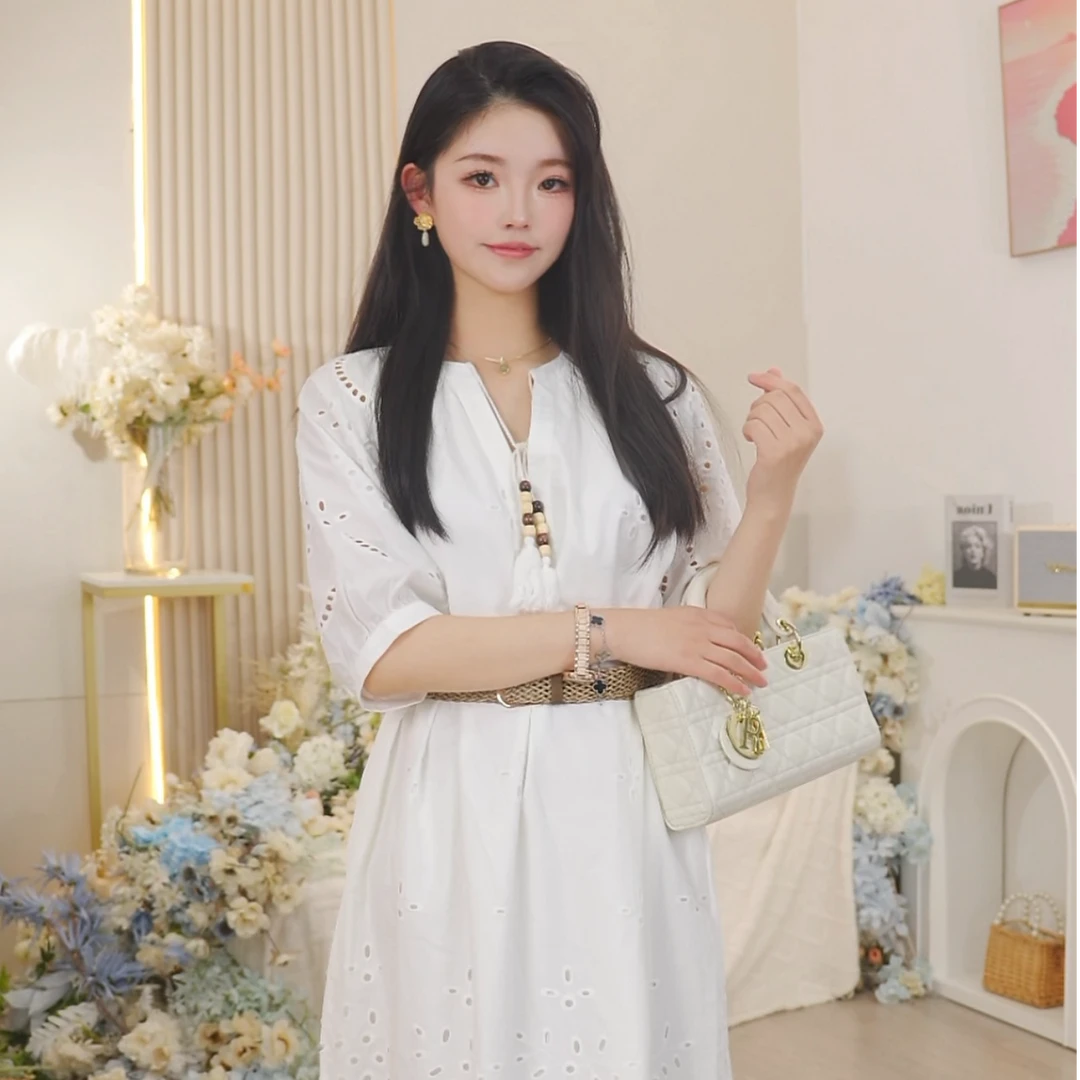 法式高级感镂空V领白色连衣裙女夏季设计师款民族风波西米亚长裙