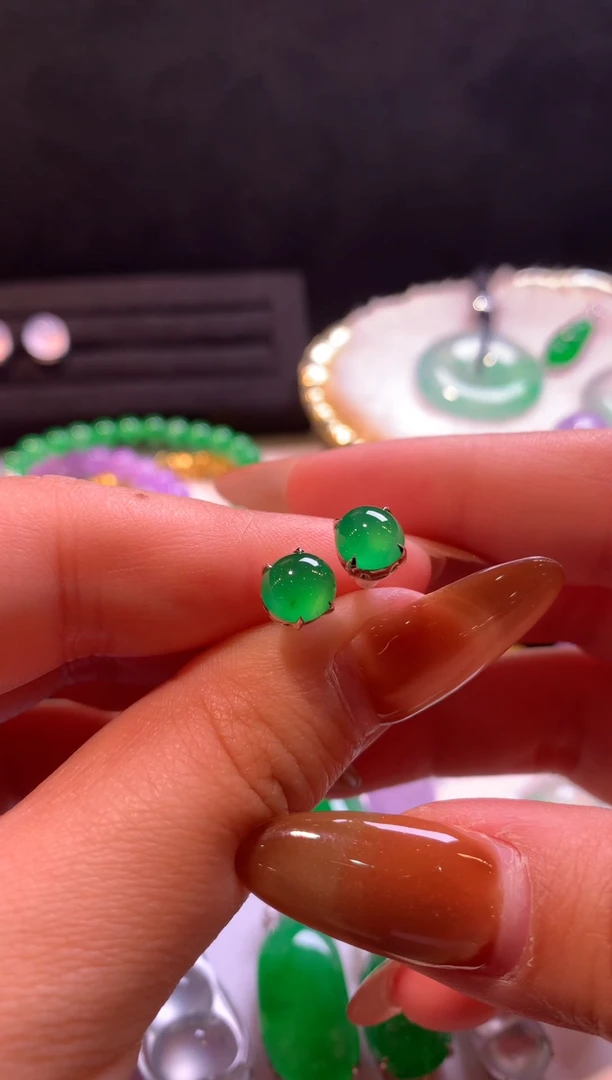 18K金镶嵌翡翠耳饰蛋面耳钉